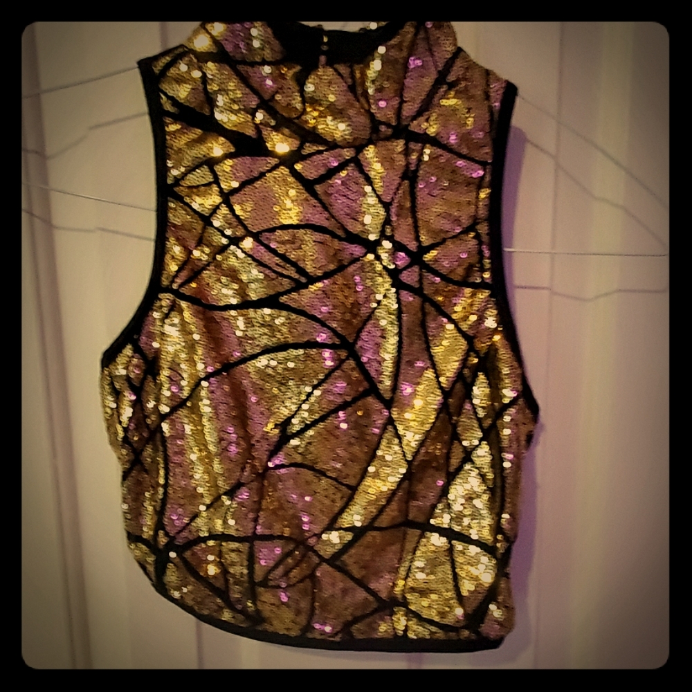 Sequenced crop halter top